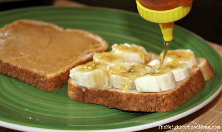 Madu dengan roti, selai, dan pisang