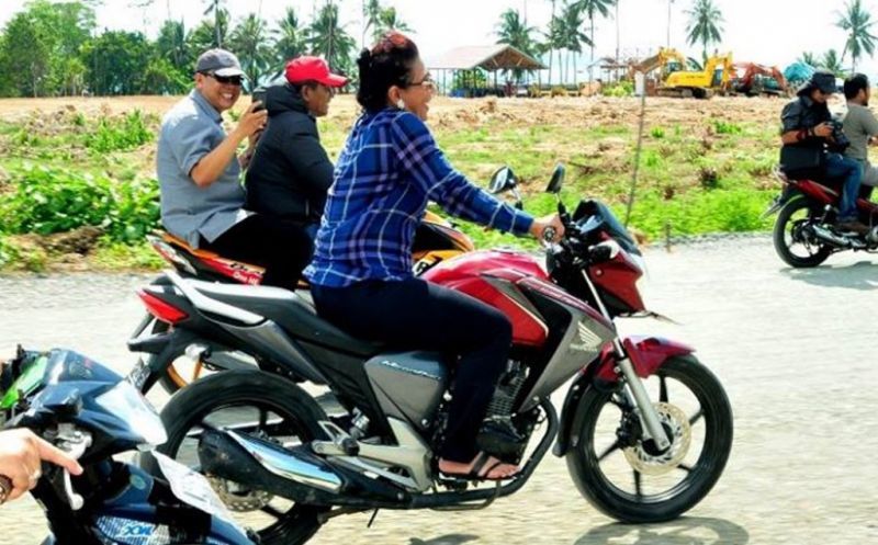 7 Alasan yang Menjawab Kenapa Ibu-ibu Naik Motor Akan Selalu Jadi Penguasa Jalanan