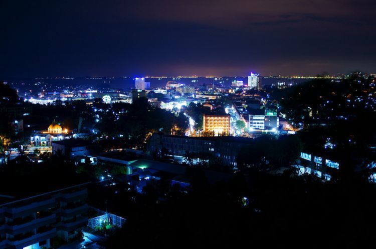 Pemandangan lampu kota Batam dari Bukit Senyum