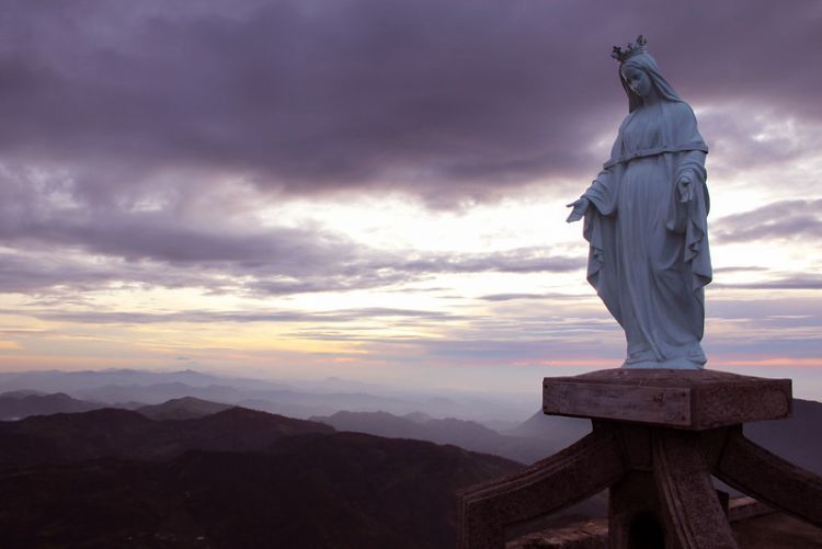 Patung Bunda Maria di puncak Gunung Ramelau, Timor Leste