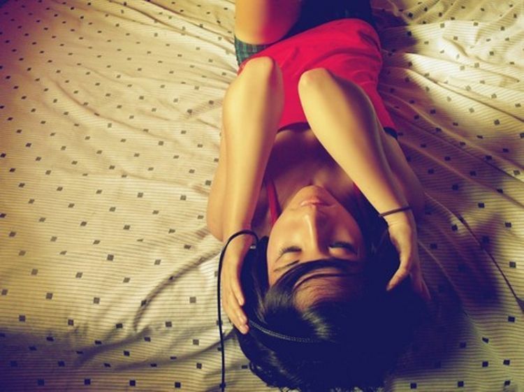 Mendengarkan musik klasik