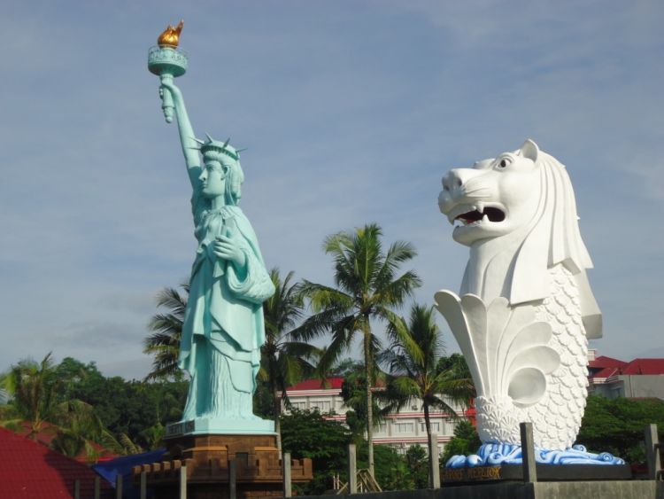 Patung Liberty dan Merlion di Surya yudha Park