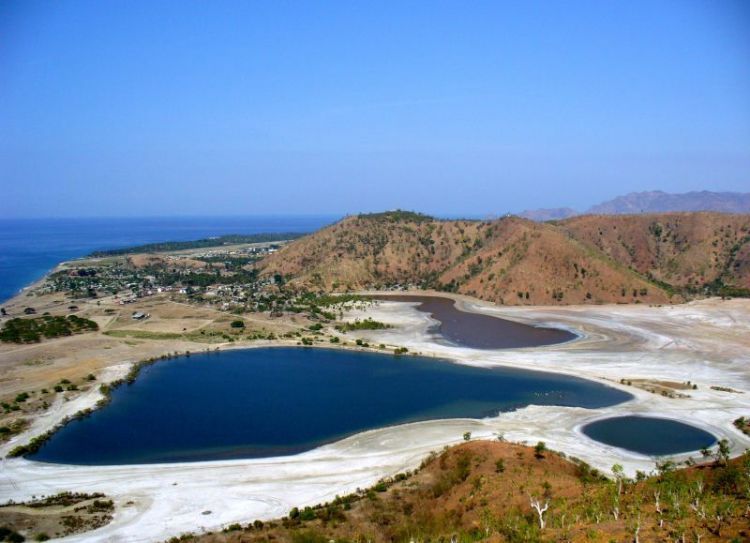Eksotisme danau Tasi Tolu dari bukit Tasi Tolu Dili