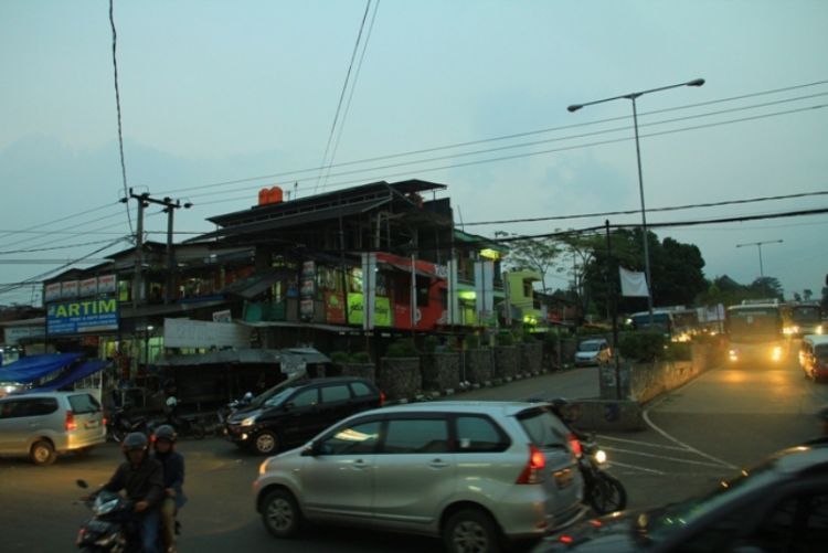 Sekarang udah banyak tempat makan enak dan nongkrong di Jatinangor