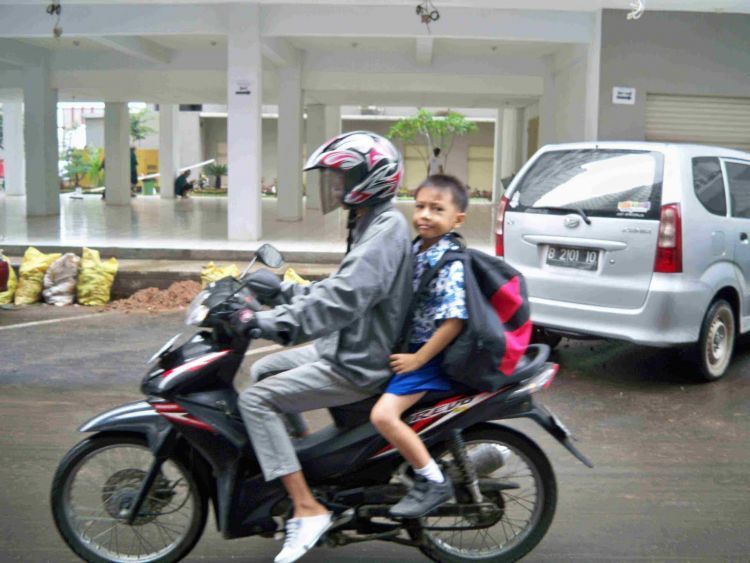 Pakai ojek yang sudah dikenal