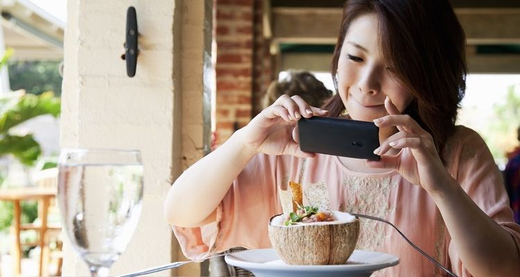 Kegundahan Hati Orang-orang yang Foto Dulu Sebelum Makan