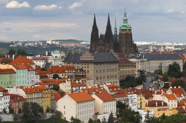 Tak selalu mahal, negara-negara di Eropa Timur seperti Praha cukup terjangkau dan tak kalah cantik.