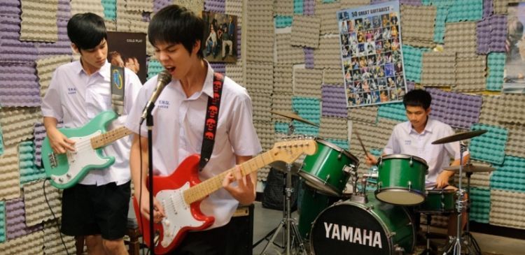 Antara musik, cinta dan komedi