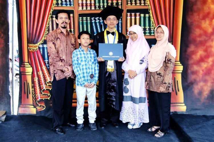 Persembahkan kelulusanmu pada kedua orangtuamu.