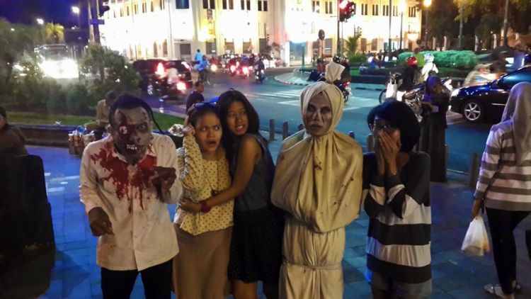Jangan Ngaku Pergi ke Jogja Kalau Belum Pernah ke Titik Nol Kilometernya! Ini Hal-hal yang Bisa Kamu Lakukan di Sana 30 Foto bareng pocong