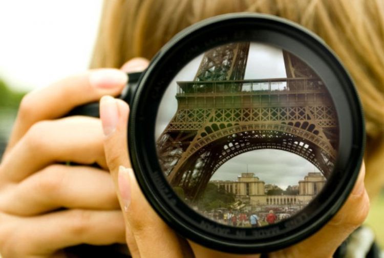 Nih fotoku waktu di Paris. Aku print pake punya kantor deh. Gratis. Mau?