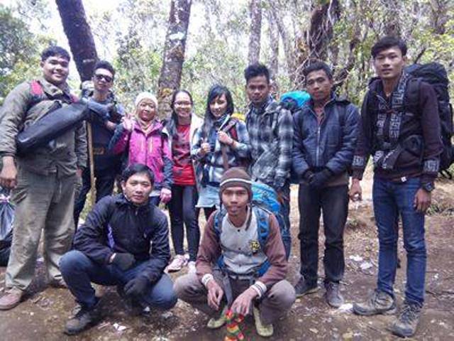 Mendaki di tanggal merah bagi para pendaki kantoran. Dok. pibadi saya dan Rekan RIMBA Adventure)