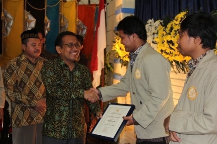 Kamu layak menjadi mahasiswa berprestasi dan dianggap cerdas