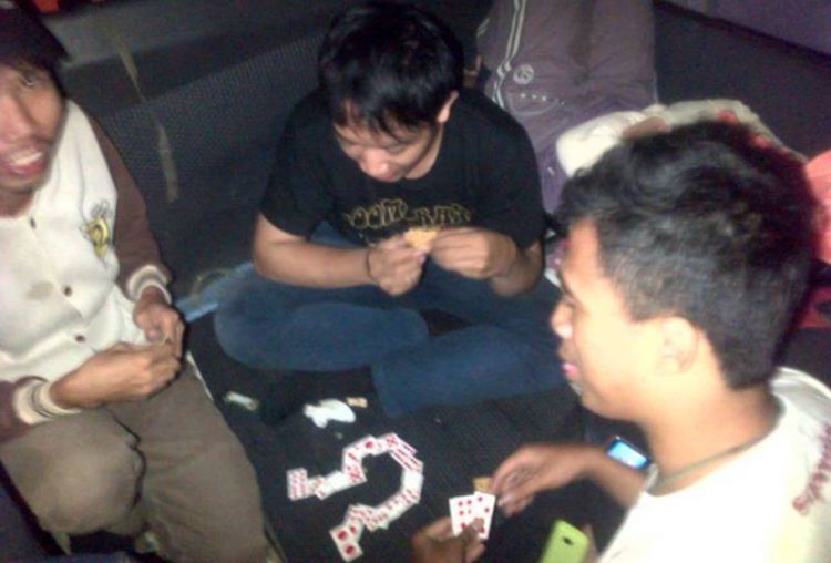 Jangan terlalu lama bermain kartu. (dok. pribadi bersama rekan RIMBA Adventure).