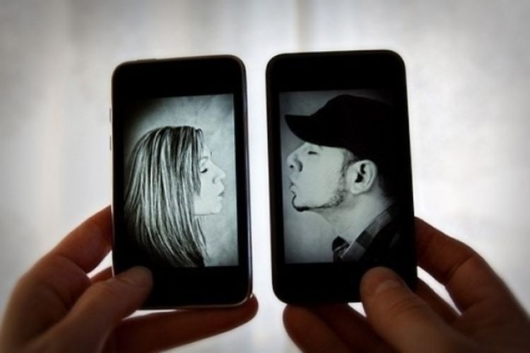 Pacaran lewat smartphone gak papa, yang penting komunikasinya.
