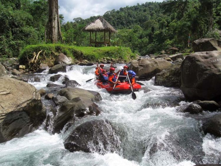 Arung jeram di Linggo Asri