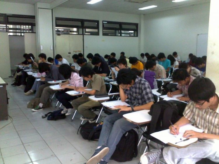 Ujiannya essay semua.