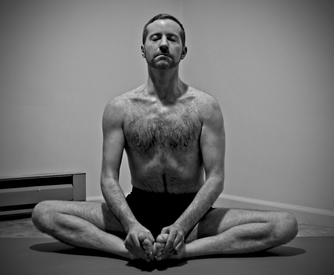 8 Gaya Yoga yang Ampuh Menghalau Bahaya Kesehatan Buatmu yang Duduk Terlalu Lama
