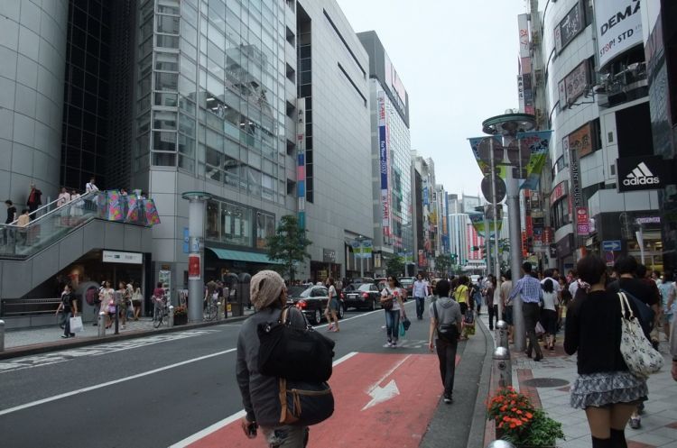 Orang Jepang aja jalan