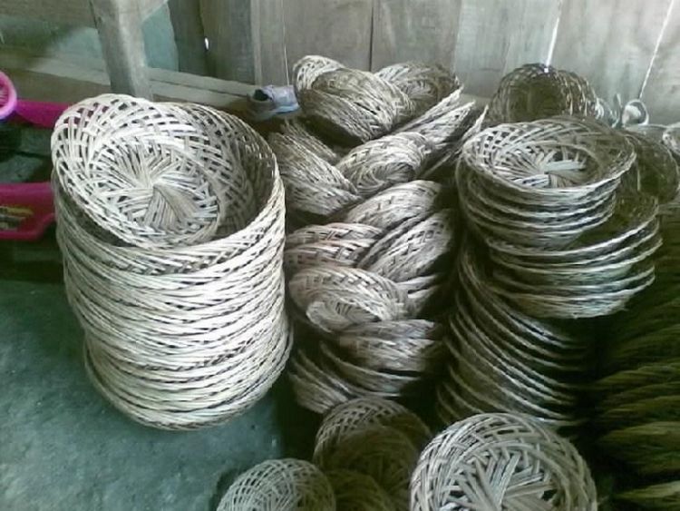pakai piring rotan