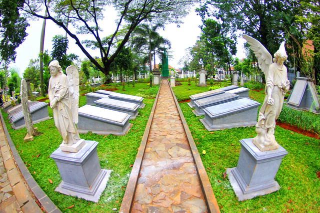 Alih-Alih Bikin Ngeri, Makam-makam Ini Jadi Destinasi Wisata yang Layak Kamu Sambangi 25 Banyak patung dan bangunan bergaya klasik di sini
