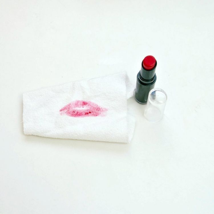 Cara menghilangkan noda lipstik pada pakaian