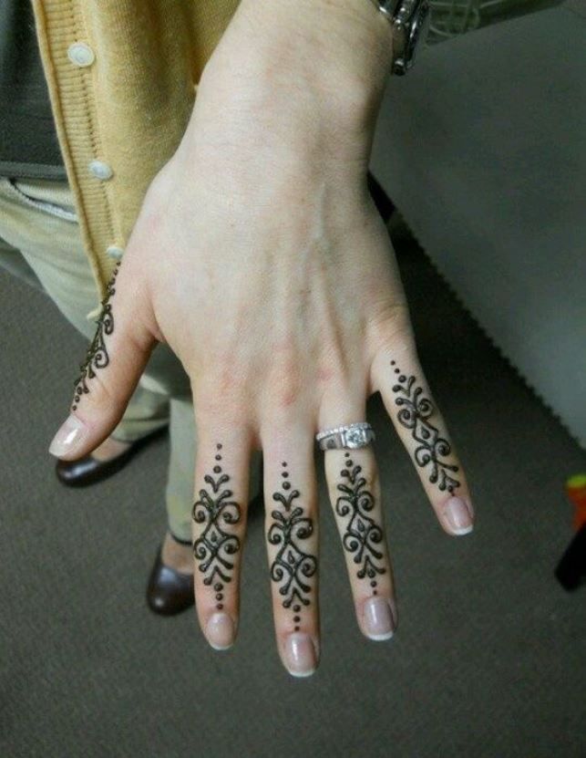 Desain gambar tato henna yang indah