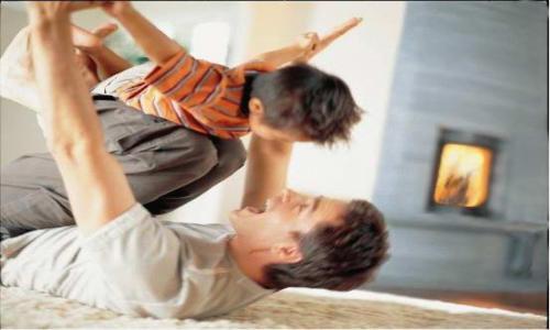 Anak senang bermain dengan ayah.