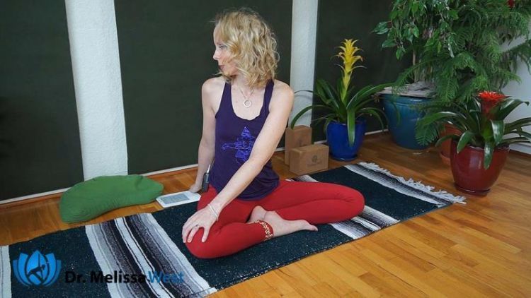 Gerakan yoga namaste twist saat puasa