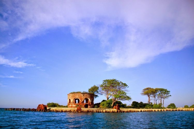 Pulau Onrust dari kejauhan