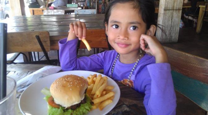 Selamat Beristirahat, Engeline. Semoga Kau Temukan di Surga Apa yang Tak Pernah Kau Miliki di Dunia 11 Wajah ceria Angeline saat masih hidup