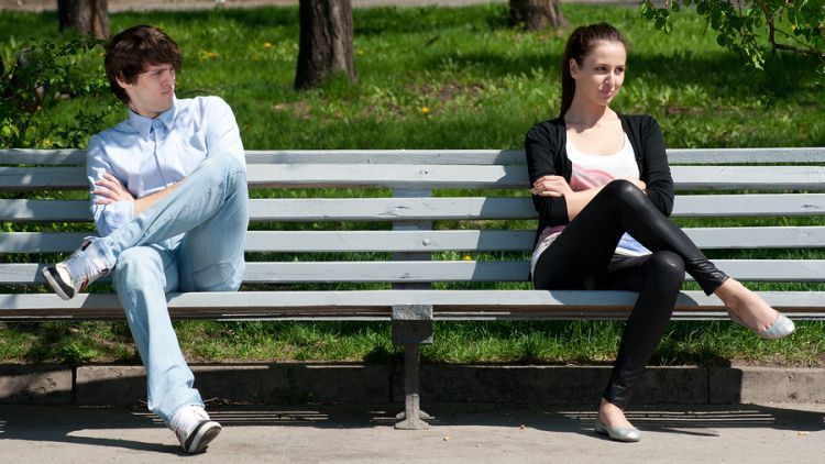 5 Cara Memperbaiki Hubungan Setelah Dia Bilang “Aku Mau Sendiri Dulu”