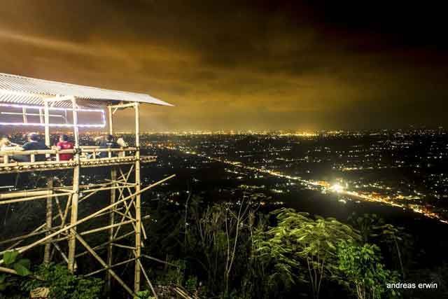 berbuka puasa dan menikmati suasana Jogja dari atas