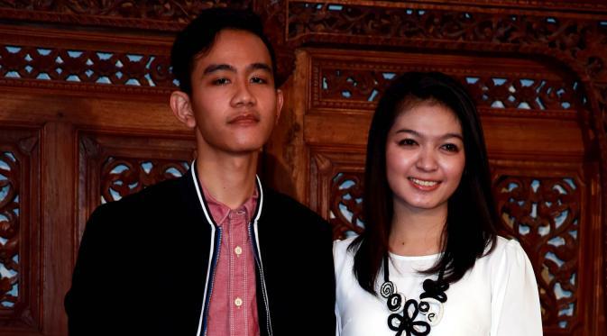Kalau senyum dikit gini kan manis, tapi sayang udah ada gandengannya