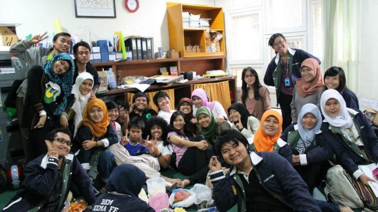 Untuk Sahabat Kuliahku. Dengan Kalian Hidupku Bermakna. Untuk Perpisahan Demi Kebaikan, Semoga Kita Segera Dipertemukan.