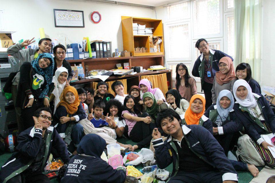 Untuk Sahabat Kuliahku. Dengan Kalian Hidupku Bermakna. Untuk Perpisahan Demi Kebaikan, Semoga Kita Segera Dipertemukan.
