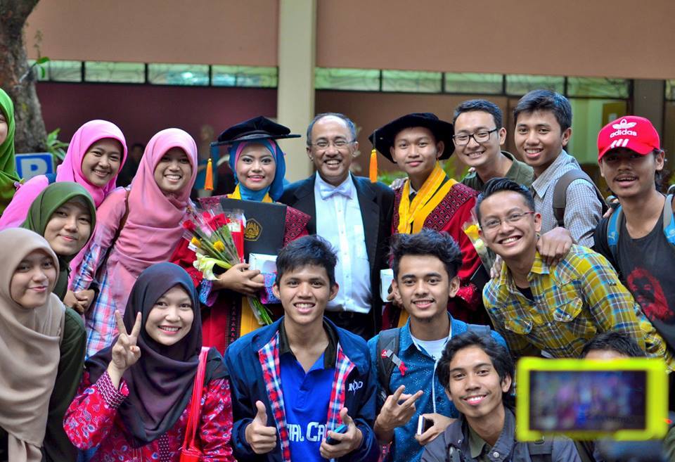 Untuk Sahabat Kuliahku. Dengan Kalian Hidupku Bermakna. Untuk Perpisahan Demi Kebaikan, Semoga Kita Segera Dipertemukan.