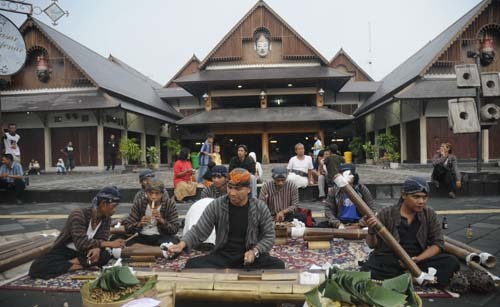 Menikmati Senja di Ngarsopuro, Kota Solo