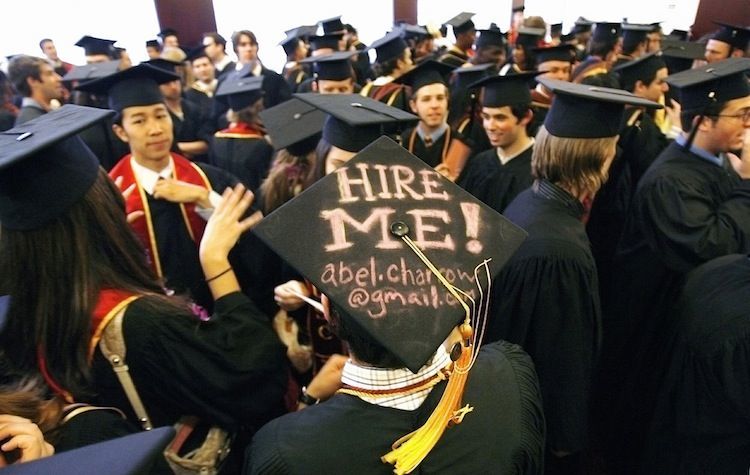 Kesalahan Fatal Mantan Mahasiswa Setelah Wisuda adalah Mencari Pekerjaan!