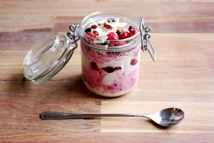 Jangan malas bikin overnight oatmeal yang yuuum