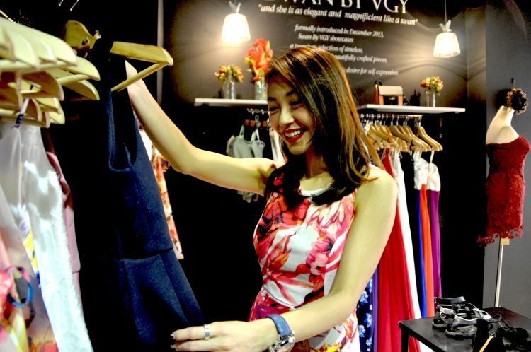Berbelanja ditemani pacar memang menyenangkan