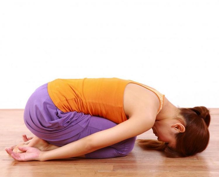 Pose yoga saat berpuasa