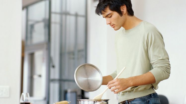Cewek Aja yang Harus Pintar Masak? Ah, Masa’… Ini 9 Alasan Kenapa Cowok Juga Mesti Bisa Masak!