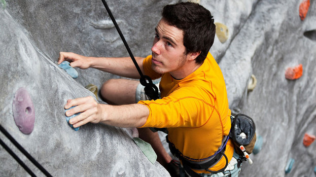 cowok sedang wall climbing