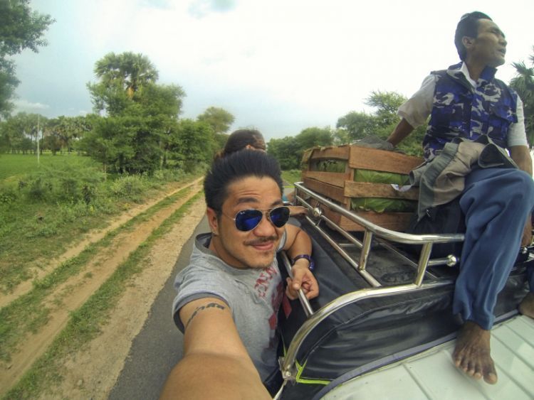 Asyik selfie membuat kita fokus pada penampilan sendiri