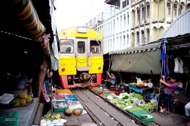 Pasar yang dilewati jalur kereta api mungkin jadi pengandaian yang cocok