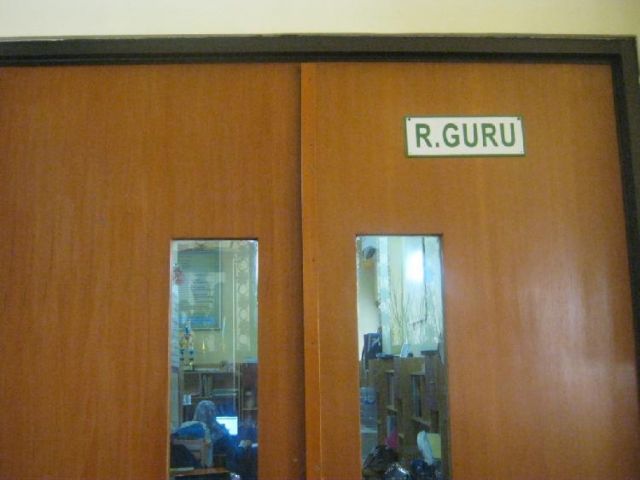 Sensasi ala uji nyali kalau masuk ke ruang guru