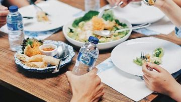 Yakin Masih Mau Pesan Minuman Manis? Ini 5 Alasan Kenapa Kamu Harus Hijrah ke Air Putih Mulai Sekarang!