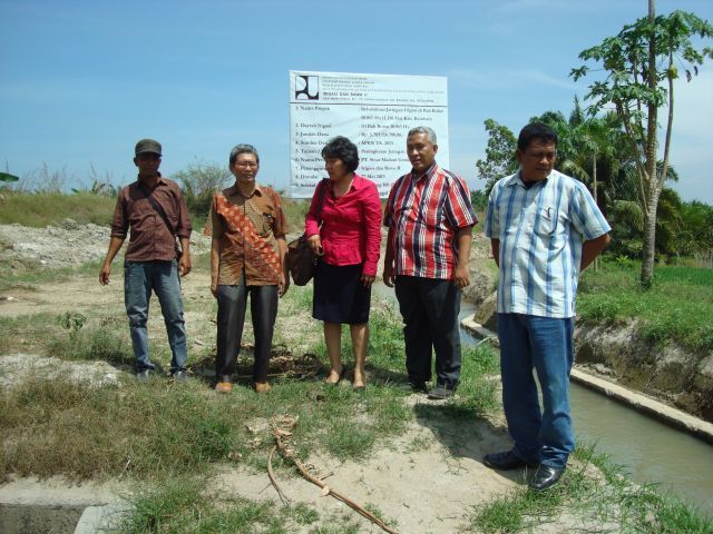 Dosen-dosen program studi Teknik Sipil bersama 2 orang alumni di depan papan proyek ‘Rehabilitasi Jaringan Irigasi Bah Bolon’ Kabupaten Batubara.