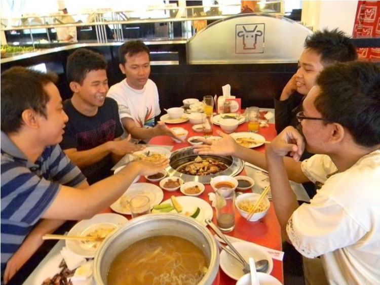 Agar Hobi Makan Enak Tak Menguras Gaji Bulanan, Ini 7 Langkah Sederhana yang Bisa Kamu Terapkan 18 ajak teman yang irit keuangan